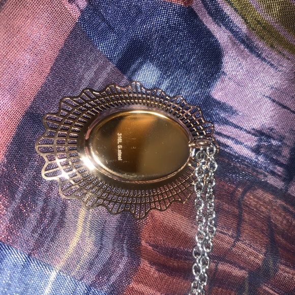 White and green enamel mask pendant - Picture 4 of 4